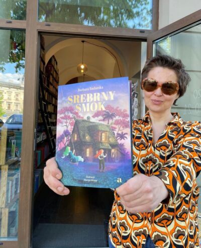 [Repost od @de_revolutionibus_books] 
Wiadomo nie od dziś, że Kraków smokiem 🐉 stoi. Z radością widzimy, że nasz „Srebrny Smok” - pierwsza książka @baska_hauben_sadurska dla młodszych czytelniczek i czytelników, z oszałamiającymi ilustracjami @marcin_minor już się rozgościł w kultowej krakowskiej księgarni @de_revolutionibus_books ❤️

#srebrnysmok #barbarasadurska #marcinminor #wydawnictwoagoradladzieci #agoradladzieci #smok #smoki #książkadladzieci #literaturadladzieci #książkaosmokach #książkaoksiążkach #literatura #czytanie #książki #smok #smoki #japonia #wakacje #przygoda #tajemnica #ilustracjaksiążkowa #ilustracjadladzieci #nowość #książkikupujękameralnie #ksiegarniakameralna #kraków #czytajpolsko #czytaniejestfajne #dladzieci #czytamksiążkidladzieci #autorka