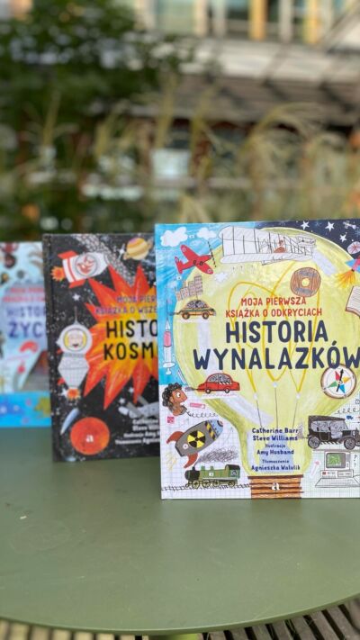 Środa może oznaczać tylko jedno: PREMIERA!💥

To właśnie dziś premiera „Historii wynalazków. Mojej pierwszej książki o odkryciach”, trzeciej części serii, która rozbudza ciekawość najmłodszych dzieciaków. 

Do tej pory w serii „Moja pierwsza książka o…” ukazały się: 
🦖„Historia życia. Moja pierwsza książka o ewolucji”
🌍„Historia kosmosu. Moja pierwsza książka o wszechświecie” 

Polecamy całą serię, szczególnie jeśli już zaczynacie myśleć o grudniowych prezentach🫣🎁 

Seria dla dzieci 6+

#mojapierwszaksiążkao #mojapierwszoaksiążka #pierwszaksiążka #historiawynalazków #wynalazki #odkrycia #historia #historiadladzieci #kosmos #wszechświat #życie #ewolucja #książkidladzieci #premiera #agoradladzieci